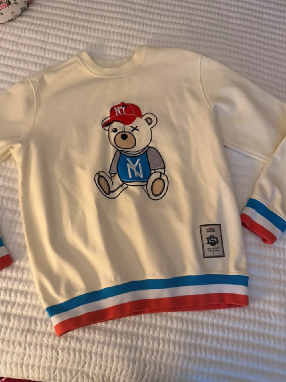 YANKEES Cream Bear Graphic Pullover Sweatshirt  w